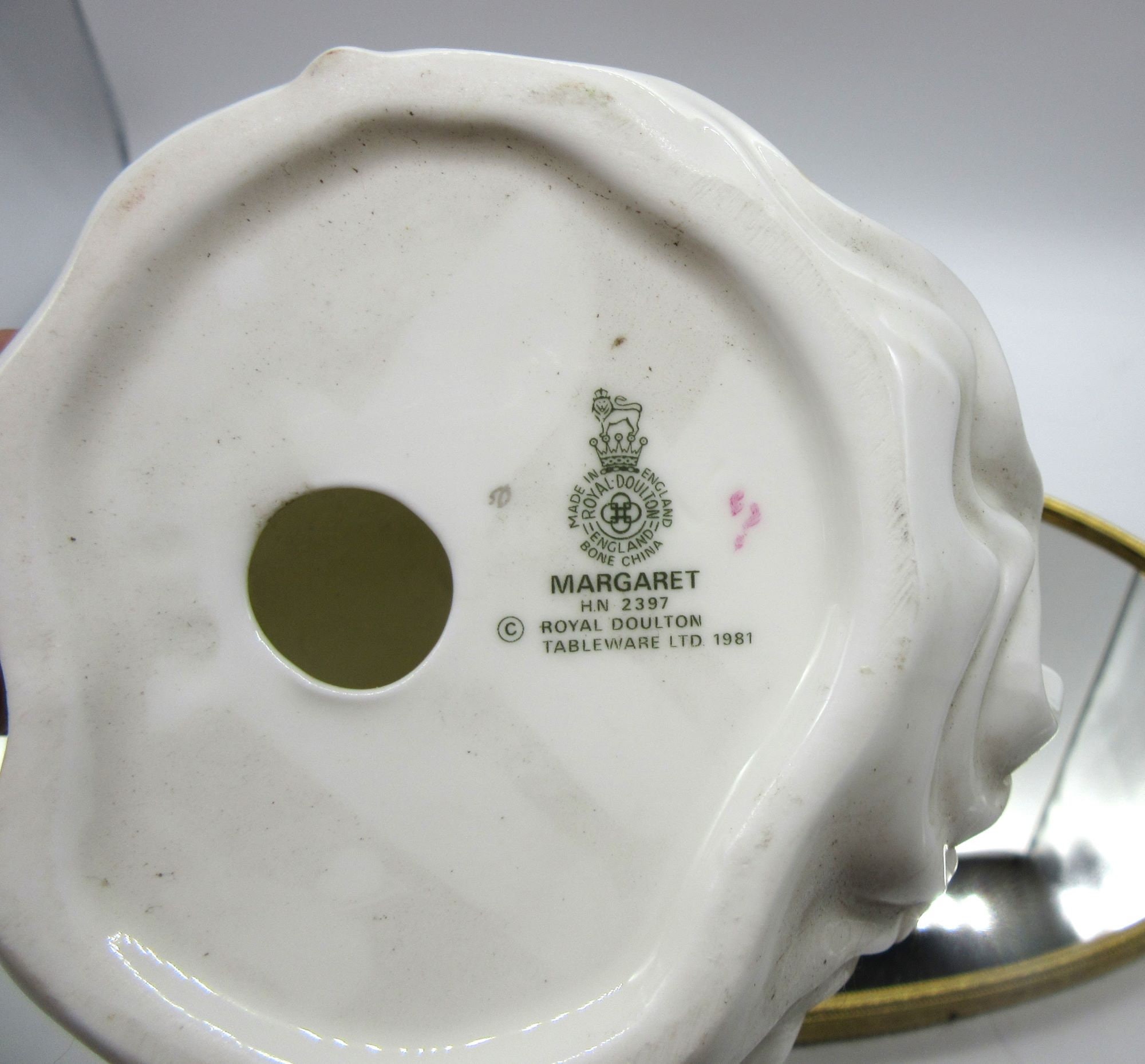 【新品　未使用】ロイヤルドルトン　マーガレット フィギュリン Margaret ロイヤルドルトンの陶磁器の人形、アンティークのフィギュリン