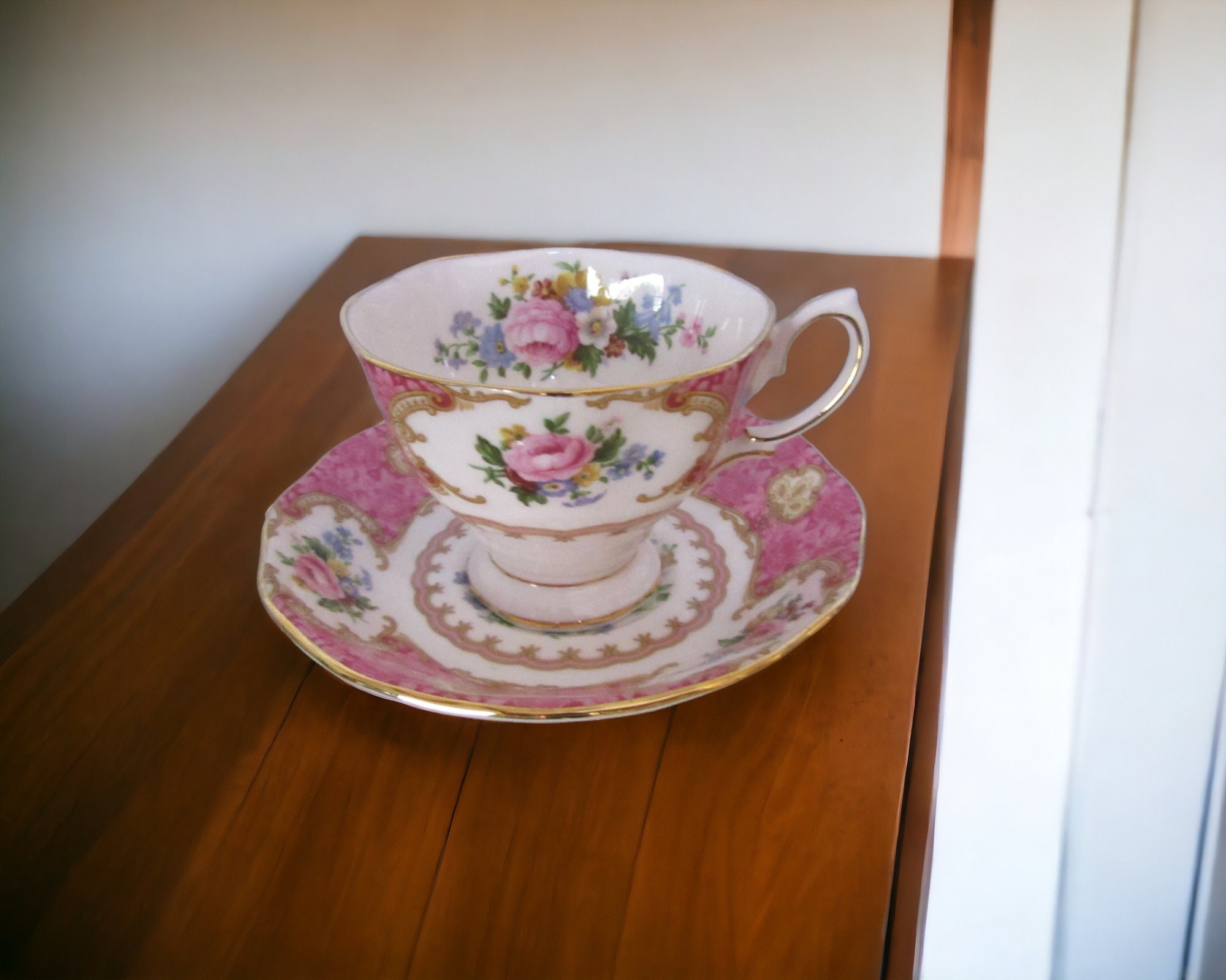 ロイヤルアルバート Vintage Royal Albert Lady Carlyle Teacup and Saucer Set, 1944
