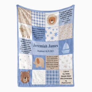 Peut inclure: Une couverture pour bébé avec un motif patchwork dans les tons de bleu, beige et blanc. La couverture présente des illustrations d'un mouton, d'un lion, d'un ours, d'un éléphant et d'un voilier. Le texte comprend le nom "Jeremiah James" et la date "Baptized 10.29.2023", ainsi que des versets bibliques.