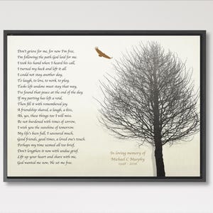 Può includere: Stampa commemorativa incorniciata con una poesia e una silhouette di un albero. Il testo recita "In loving memory of Michael C Murphy 1948-2026". Un'aquila è raffigurata in volo. Lo sfondo è di un colore neutro.