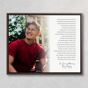 Könnte beinhalten: Ein gerahmter Gedenkdruck mit einer lächelnden Person in einem roten Hemd und einer Brille. Der Druck enthält ein Gedicht und den Text "In Loving Memory" mit einem Namen und Daten.