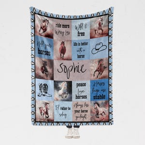 Op de afbeelding: Een paardendeken met een patchwork-ontwerp, met afbeeldingen van paarden en inspirerende citaten. De deken bevat de naam "Sophie" en zinnen als "ride more, worry less" en "wild & free".
