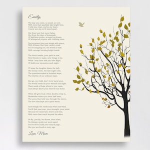 Könnte beinhalten: Personalisierter Kunstdruck mit dem Gedicht "Emily" und einer Baumillustration. Das Gedicht ist in schwarzem Text auf cremefarbenem Hintergrund, mit einem stilisierten Baum auf der rechten Seite. Signiert "Love, Mom".