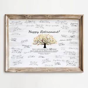 Puede incluir: Un letrero de jubilación enmarcado con un marco de madera. El letrero presenta las palabras "Happy Retirement!" encima de una ilustración de árbol de color dorado. Debajo del árbol está el texto "Never underestimate the difference you've made and the lives you've touched."