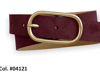 Puede incluir: Un cinturón color burdeos con textura mate y una hebilla ovalada de metal dorado liso. El cinturón presenta una serie de orificios de ajuste y está etiquetado con el texto Col. #04121. La correa tiene un forro interior de color claro.