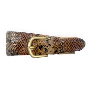 Può includere: Una cintura in pelle marrone con motivo a pelle di serpente e fibbia dorata.