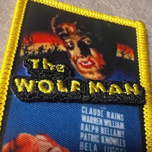 Könnte beinhalten: Ein gelber Patch mit einem schwarzen und gelben gestickten Titel "The Wolfman" und einem Schwarzweißbild eines Mannes mit einem wolfartigen Gesicht. Der Text unter dem Titel listet die Schauspieler des Films auf: Claude Rains, Warren William, Ralph Bellamy, Patric Knowles, Bela Lugosi.