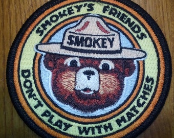 Ours enfumé. Écusson brodé « Don't play with matchs » Smokey's Friends