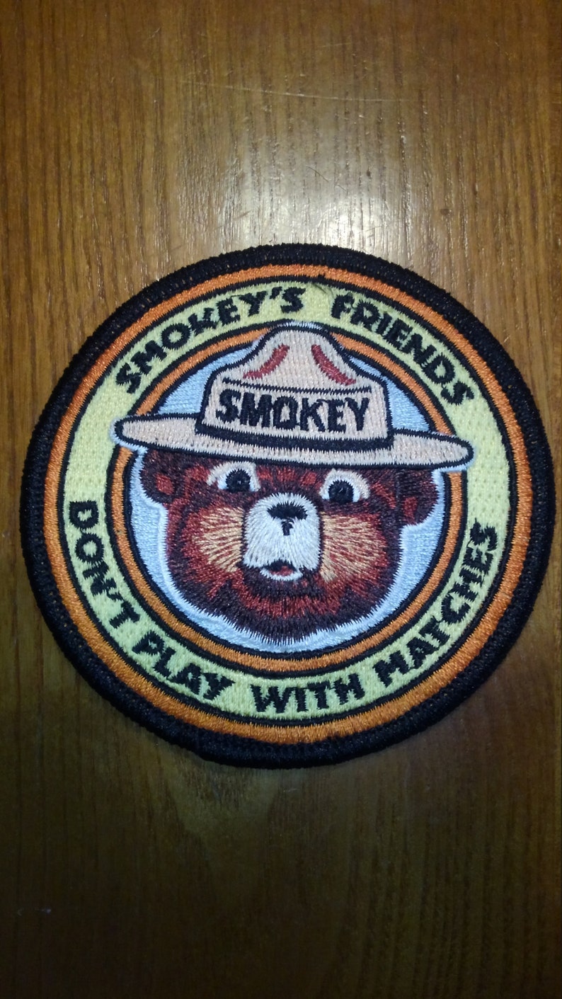 Patch match. Шеврон пожарная команда. Патч Bear. Медвежонок Смоуки шляпа. Идеи для шевронов пожарных.