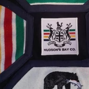 Broderad samlarlapp från Hudson Bay Company, användes inte på kläder. Nyskick.