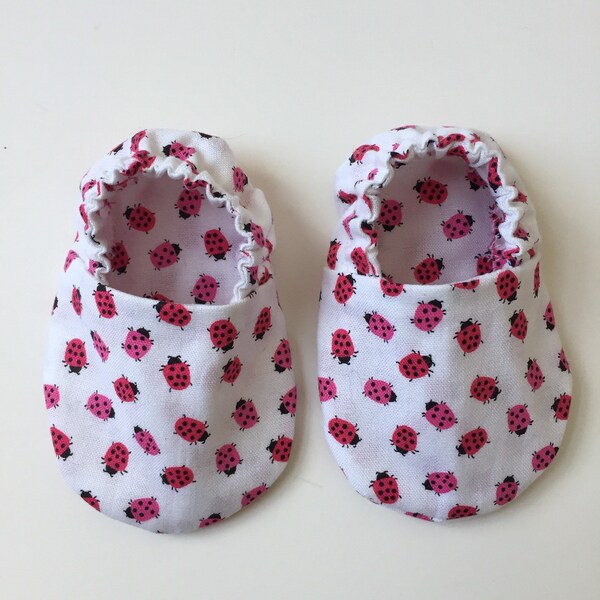 Ladybug cloth baby booties, newborn booties, newborn baby shoes, shower gift for baby girl, ladybug, baby girl booties