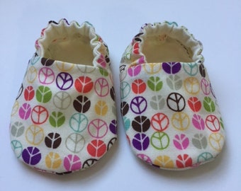 Peace baby booties, cloth baby booties, newborn booties, newborn baby shoes, shower gift for baby, booties, unisex baby booties, hippie baby