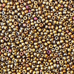 Puede incluir: Una imagen de primer plano de una gran cantidad de peque&ntilde;as cuentas redondas de color dorado. Las cuentas tienen un brillo met&aacute;lico y una ligera calidad iridiscente.