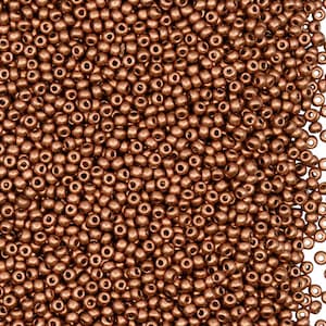Pode incluir: Uma imagem de close-up de uma grande quantidade de pequenas contas redondas de cor cobre. As contas estão dispostas em um padrão aleatório, criando uma superfície texturizada.