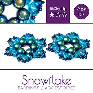 Könnte beinhalten: Ein DIY-Perlen-Set zum Herstellen von Schneeflocken-Ohrringen. Das Set enthält alle Perlen und Anleitungen, die zum Erstellen eines Paares Ohrringe mit einem Schneeflocken-Design benötigt werden. Das Set ist als einfach eingestuft und für Kinder ab 12 Jahren geeignet. Das Set ist von Scara Beads.