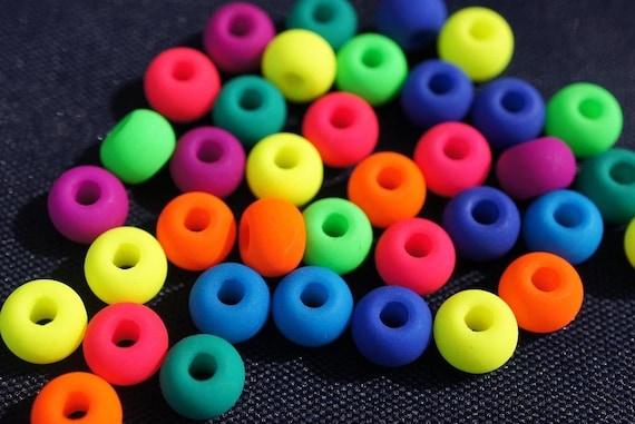 Acheter 100 perles plastique multicolore fluo pas cher