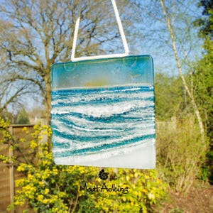 Atrapasueños de vidrio con forma de ola, 12 cm (5"), escultura de vidrio oceánica con pájaros, arte de vidrio fusionado para surfistas, decoración de ventana con diseño de sol de vidrio marino D2 con cordón.