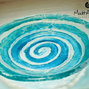 Türkisblaue geschmolzene Glasschale 29 cm (12"), türkisblaue mittlere Wirbel-Obstschale aus geschmolzenem Glas, Tischdekoration, Glasornament, Schlüsselablage aus Glas