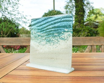 パラダイスグラススタンド 15cm (6インチ)、シーグラスアート、フュージンググラスアート、フュージンググラスオーシャン、オーシャンシーグラスサンキャッチャー、ティールホームデコレーション