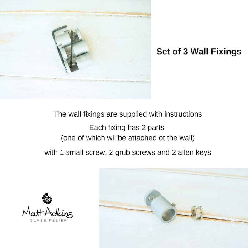 K&ouml;nnte beinhalten: Ein Set aus 3 silberfarbenen Wandbefestigungen aus Metall, bestehend aus jeweils zwei Teilen, einer kleinen Schraube, zwei Madenschrauben und zwei Inbusschl&uuml;sseln. Der Text Set of 3 Wall Fixings und die Marke Matt Adkins Glass Relief sind sichtbar.