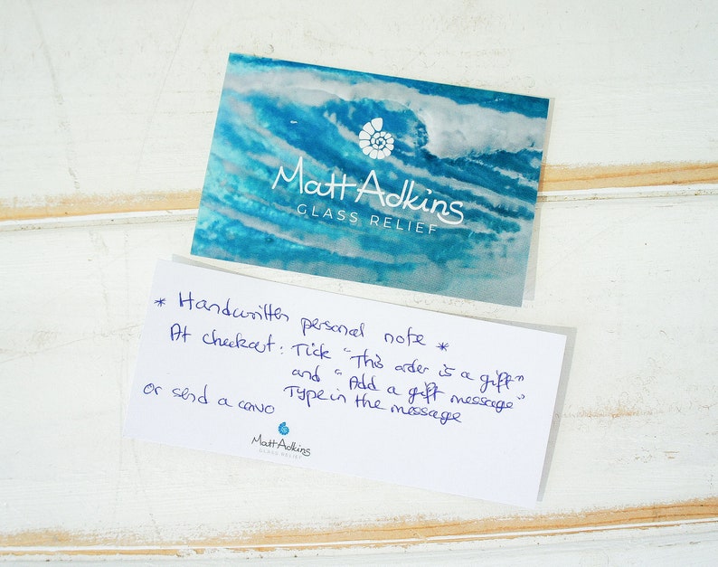 Puede incluir: Una nota manuscrita en una tarjeta blanca con texto azul. La nota dice "*Nota personal manuscrita* Al finalizar la compra: Marque "Este pedido es un regalo" y agregue un mensaje de regalo. Escriba el mensaje o env&iacute;e una tarjeta. Matt Adkins".