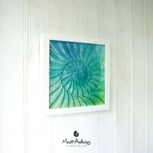 アンモナイトガラスアート 25 x 25 cm (10"x10")、ターコイズブルーライムグリーンアンモナイトガラス額入り絵画、化石オウムガイ貝殻沿岸壁アート