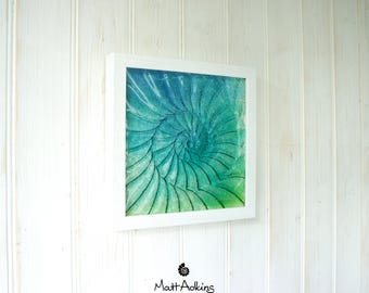 Ammonitglaskonst 25 x 25 cm (10"x10"), turkosblå limegrön inramad tavla i ammonitglas, fossil nautilus snäckskal kustväggkonst