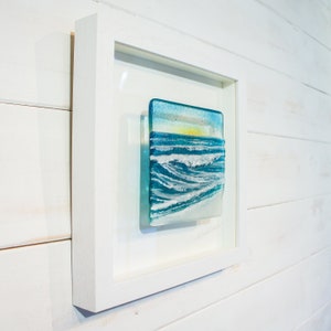 Decoración de pared con arte en vidrio fusionado, arte de pared enmarcado, Ola en una caja D2 25 x 25 cm (10"), arte de pared costero, arte de pared de puesta de sol, decoración del hogar color turquesa