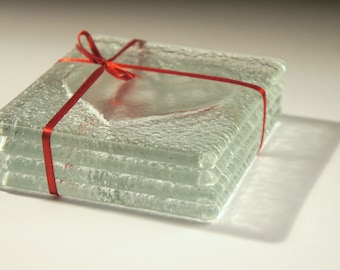 4 underlägg i genomskinligt hjärta, set med 4 underlägg i smält glas, genomskinliga underlägg, underläggsset, bröllopspresent, värdinnapresent, tackpresent