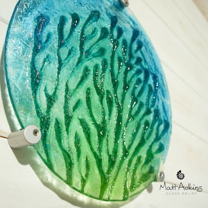 Arte mural de coral de 29 cm (11 1/2"), panel de vidrio redondo con forma de arrecife de coral en tonos verde lima y azul turquesa, escultura de vidrio fundido con forma de ojo de buey, arte mural abstracto.