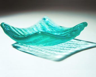 Plato decorativo de vidrio fusionado color turquesa con diseño de fondo marino, 10 cm (4") - pieza de vidrio artesanal de Matt Adkins en Dorset, Reino Unido.