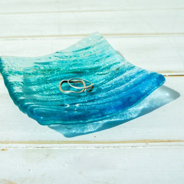 Plat en verre bleu sarcelle des fonds marins de 10 cm (4 po.) avec sac en organza en option, porte-anneaux, bibelot en verre fusionné, plat de décoration de salle de bain Seabed Ripple