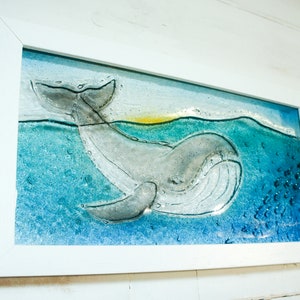 Cadre baleine - Art mural baleine - Baleine en verre - Cadre en verre fusionné paysage mer 34 x 18 cm (13 3/8 po. x 7 po.) - Art mural côtier