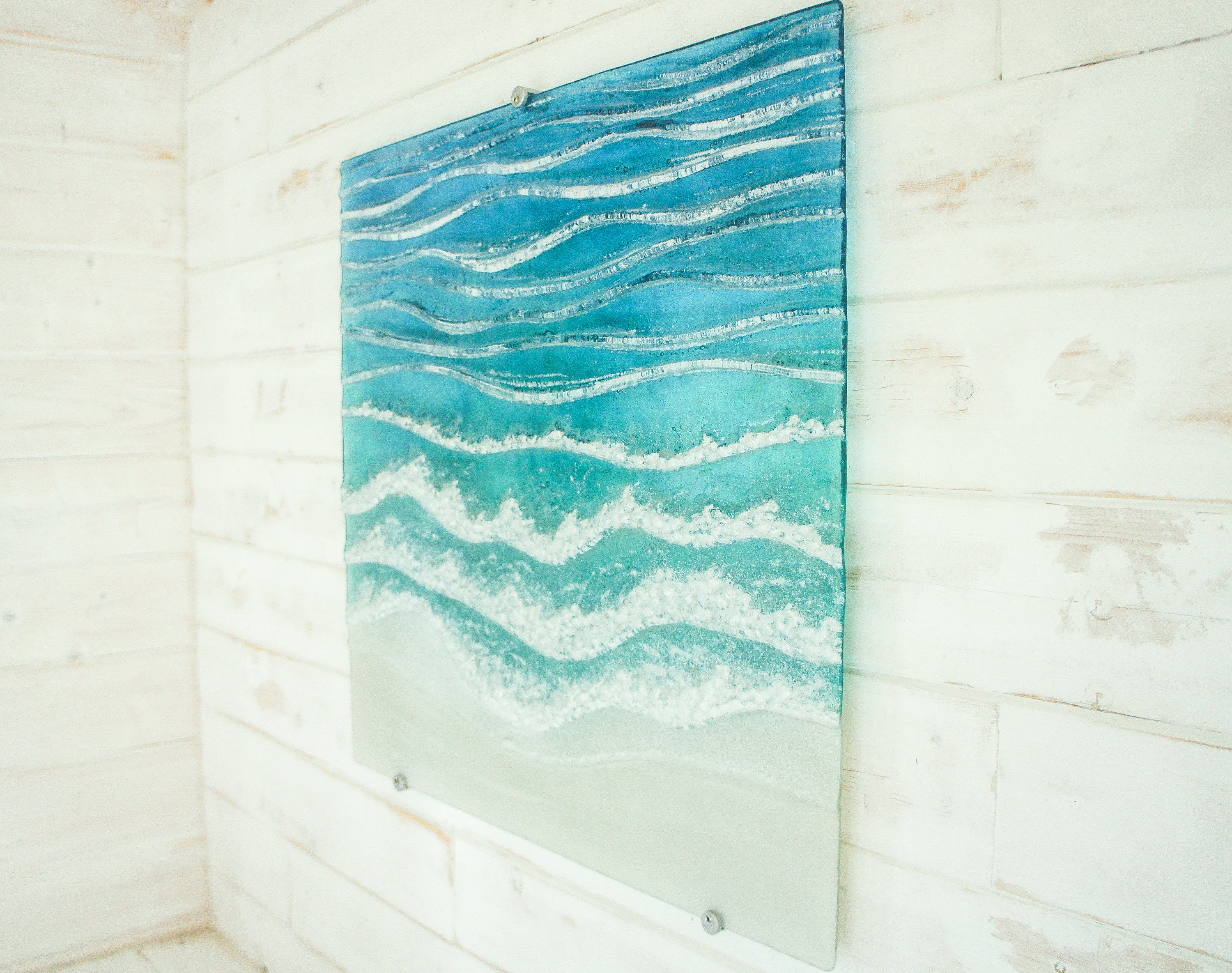 Sculpture d'art murale en verre vue aérienne sur l'océan 60 x 60 cm (23 1/2"), panneau ondulé bleu turquoise, très grande oeuvre d'art 3D en verre fusionné avec 3 fixations murales