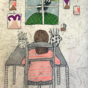 Peut inclure: Illustration artistique d'une personne assise à une table, face à une fenêtre avec un arbre et une colline verte. La personne porte une chemise rayée rose et blanche. Des œuvres d'art sont accrochées au mur et des fournitures d'art sont sur la table.