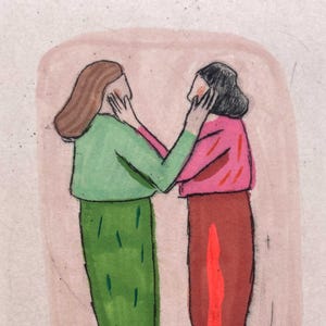 Könnte beinhalten: Illustration von zwei Figuren, die sich gegenüberstehen und sich an den Gesichtern berühren. Eine Figur trägt ein grünes Oberteil und eine grüne Hose, die andere ein rosa Oberteil und eine rote Hose. Die Figuren stehen auf einer gelben Herzform. Das Kunstwerk ist signiert "MATILD GROS" und datiert "2025".