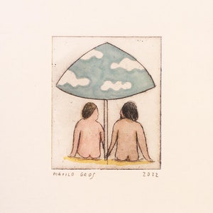 Könnte beinhalten: Eine handgezeichnete Illustration von zwei Personen, die unter einem blauen und weißen Schirm mit Wolkenmuster sitzen. Die Illustration ist signiert mit "Marilo Geof" und datiert mit "2022".