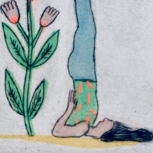 Könnte beinhalten: Eine skurrile Illustration zeigt eine Person in der Schulterstand-Pose, die eine blaue Hose und grüne Shorts mit orangefarbenen Akzenten trägt. Eine stilisierte Blume mit rosa und orangefarbenen Blüten und grünen Blättern steht daneben. Das Kunstwerk hat einen weißen Hintergrund.
