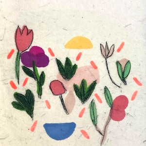 Könnte beinhalten: Eine skurrile Illustration mit bunten Blumen, Blättern und einer gelben Sonne vor einem strukturierten, cremefarbenen Hintergrund. Das Kunstwerk enthält rosa, lila, grüne und rote Elemente und schafft eine fröhliche und künstlerische Komposition.
