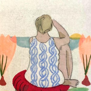 以下が含まれることがあります： 赤いクッションに座り、白と青の模様のトップスを着た人のイラスト。その人は水面を見ています。2つのオレンジ色の花のような形がその人の両側にあります。