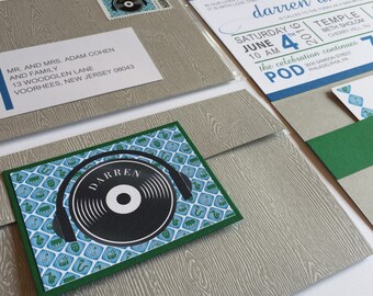 Puede incluir: Una invitación de boda con un diseño verde y azul que presenta un tocadiscos y auriculares. La invitación es para Darren Andrew y el texto "Sábado 4 de junio 10 AM" es visible.