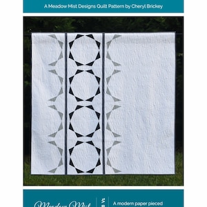 Puede incluir: Un patrón de acolchado para una colcha de tamaño para el regazo llamada "Half Circle Mirror" de Meadow Mist Designs. La colcha presenta un diseño moderno de piezas de papel con formas geométricas negras, blancas y grises.