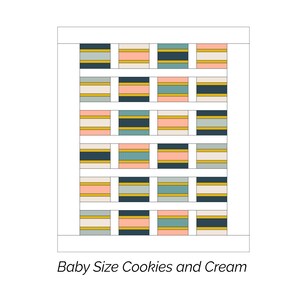K&ouml;nnte beinhalten: Ein Quiltmuster mit einem Raster aus Quadraten in verschiedenen Farben, darunter hellblau, Pfirsich, Creme, dunkelblau und Gold. Das Muster hei&szlig;t "Baby Size Cookies and Cream".