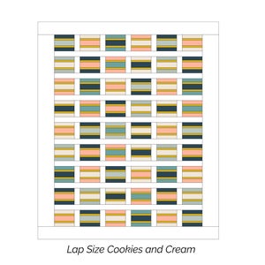 K&ouml;nnte beinhalten: Ein Quiltmuster mit einem Raster aus Quadraten in verschiedenen Farben, darunter Pfirsich, T&uuml;rkis, Creme, Schwarz und Gold. Das Muster ist mit "Lap Size Cookies and Cream" beschriftet.