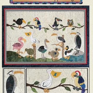 Puede incluir: Un edred&oacute;n de patchwork titulado "Motley Crew" con varias aplicaciones de p&aacute;jaros en ramas. El edred&oacute;n incluye un borde a cuadros en blanco y negro y el texto "Harebrained Happenings". El edred&oacute;n mide 77,5 cm x 111,8 cm.