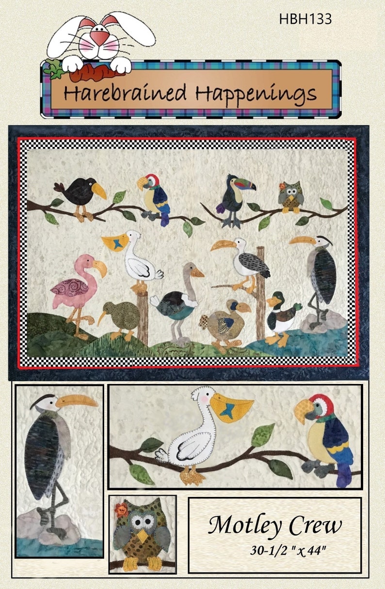 Puede incluir: Un edred&oacute;n de patchwork titulado "Motley Crew" con varias aplicaciones de p&aacute;jaros en ramas. El edred&oacute;n incluye un borde a cuadros en blanco y negro y el texto "Harebrained Happenings". El edred&oacute;n mide 77,5 cm x 111,8 cm.