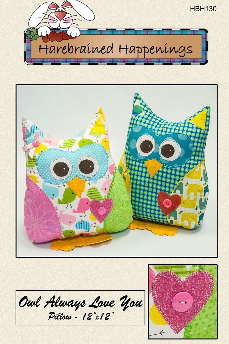 Pode incluir: Duas almofadas em forma de coruja com padr&otilde;es coloridos e detalhes de cora&ccedil;&atilde;o. Uma coruja tem uma asa rosa e um rosto de bolinhas azuis, enquanto a outra tem um corpo de bolinhas azuis. As almofadas medem aproximadamente 30 cm por 30 cm. O texto "Owl Always Love You" tamb&eacute;m &eacute; vis&iacute;vel.