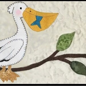 Puede incluir: Una obra de arte textil que presenta un pel&iacute;cano blanco con una bolsa amarilla y un loro colorido posado en una rama marr&oacute;n con hojas verdes. El pel&iacute;cano sostiene una estrella azul en su bolsa. El loro tiene plumas rojas, azules, amarillas y verdes.