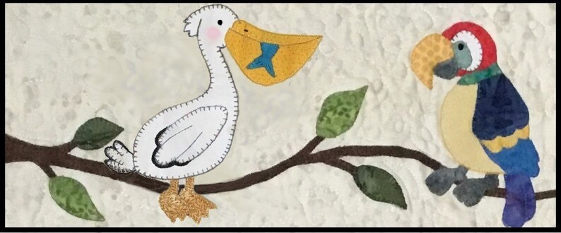 Puede incluir: Una obra de arte textil que presenta un pel&iacute;cano blanco con una bolsa amarilla y un loro colorido posado en una rama marr&oacute;n con hojas verdes. El pel&iacute;cano sostiene una estrella azul en su bolsa. El loro tiene plumas rojas, azules, amarillas y verdes.