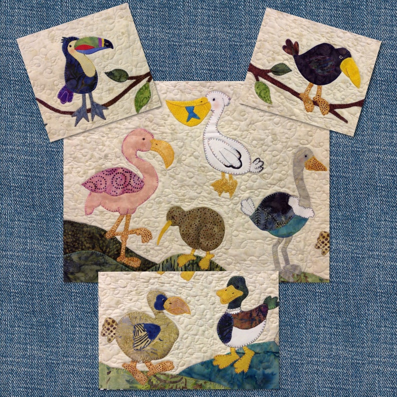 Puede incluir: Un tapiz de pared acolchado con aplicaciones de aves coloridas, como un tuc&aacute;n, un flamenco y un pato. Las aves est&aacute;n hechas de telas coloridas con costuras detalladas. El fondo es de color crema con una textura acolchada.